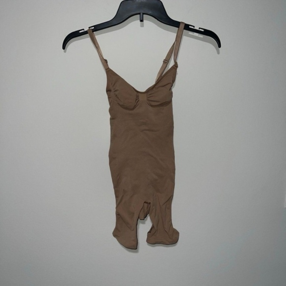 SKIMS SEAMLESS SCULPT MID THIGH BODYSUIT SIENNA NUDE MEDIUM NEW